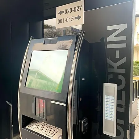Blackhome East I Contactless Check-in 3*