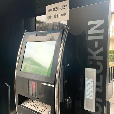 Blackhome East I Contactless Check-in Апарт-отель Инсбрук