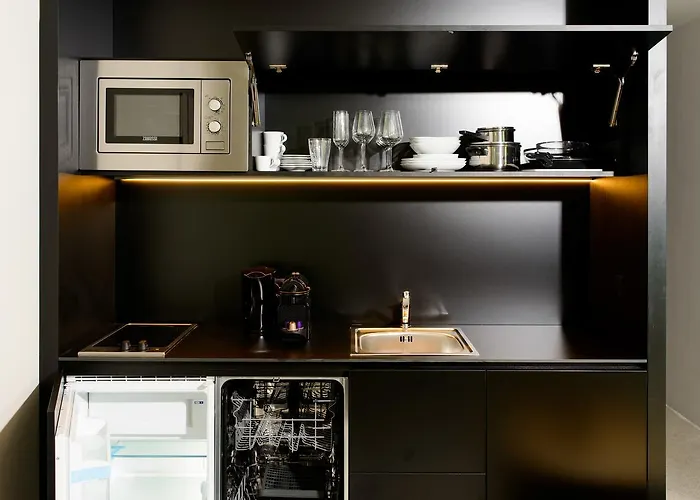 Blackhome East I Contactless Check-in Aparthotel